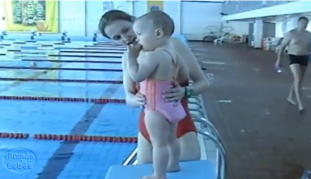 la bebe que se zambulle en el agua