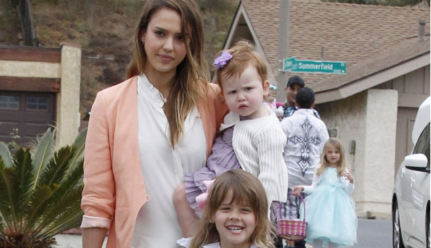 Jessica Alba besa a sus hijos en la boca