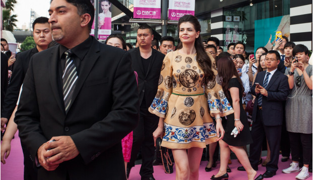 Socialite rumana regresa bebe adoptaba porque lloraba