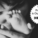 Devuelve a su bebé adoptado porque lloraba