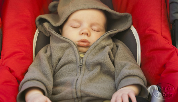 Recomiendan no dejar dormir a los bebés en asientos de coche