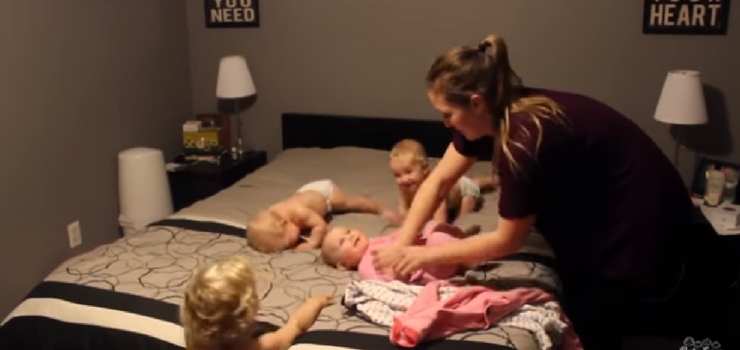 Cómo vestir a trillizos y a una peque